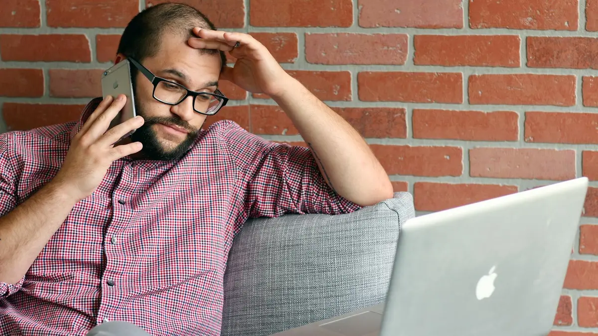 Consumatore frustrato al telefono con il call center del fornitore di energia